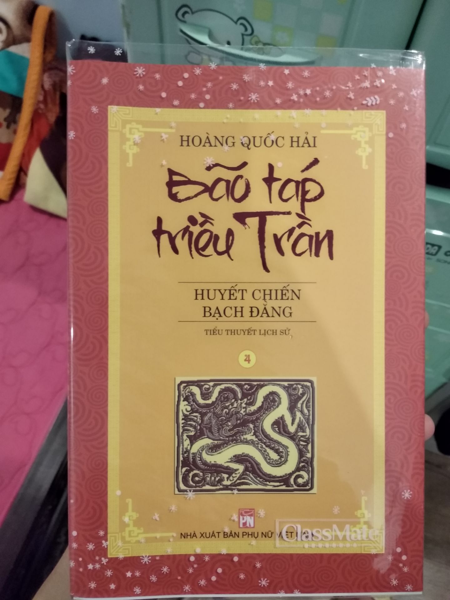 nội dung là tiểu thuyết lịch sử về nhà trần, rất bổ ích về 3 lần chống giặc xâm lăng nguyên mông. tuy nhiên vẫn còn nhiều lỗi về nhầm lẫn ngày sinh các nhân vật.... và cũng chưa cuốn hút lắm. mình thấy tgia viết hơi dài dòng, lặp lại thông tin quá nhiều, nhất là ở đoạn các tướng phát biểu ý kiến, ng sau nói cx na ná ng trước, chỉ là dài dòng hơn, kiểu vậy. nhưng dẫu sao cx là tp về lịcch sử nước nhà, đáng đọc, đáng ủng hộ