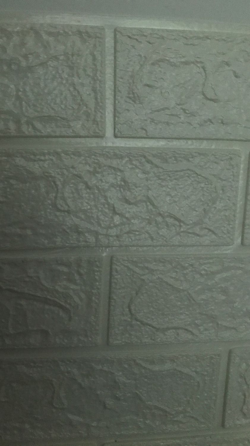 Sản phẩm tạm ổn. Màu các miếng không đều nhau. Miếng trắng tinh miếng hơi ố. Dính lên tường keo ổn.