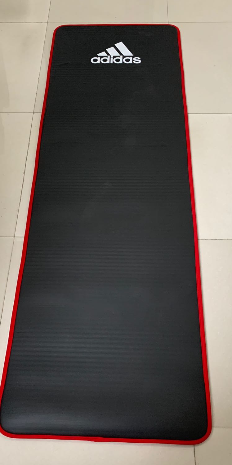 Thảm đẹp, dày và không bị trượt. Có mùi lúc mới mở ra nhưng không thành vấn đề. Mình mua trước đây 02 cái thảm yoga rồi nhưng đây là cái dày và êm nhất. Tiền nào của đó.