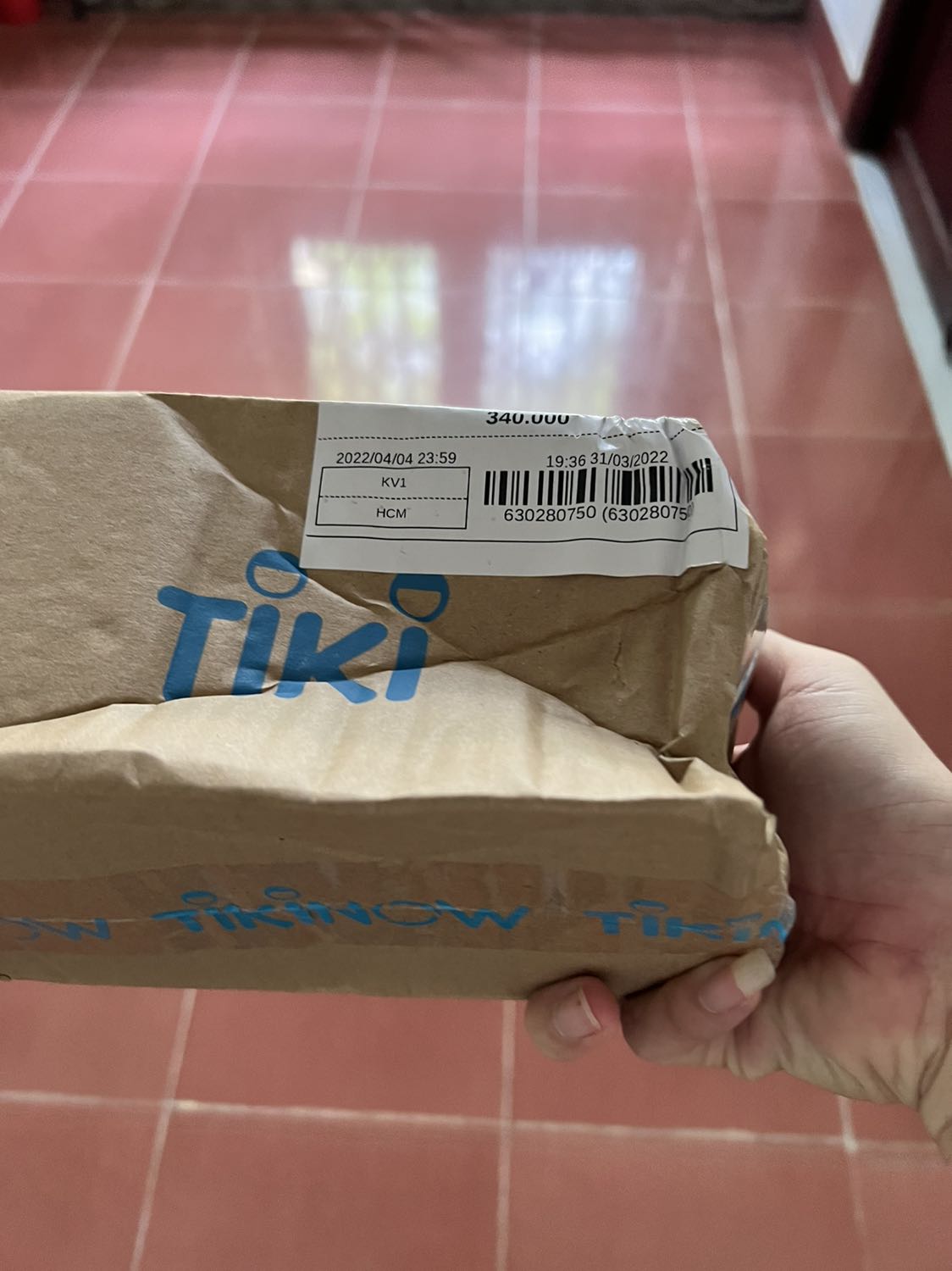 Vỏ bao bì thì để của nhật có team phụ, nhưng hủ kem lại để made on viet nam thấy như bị *** áh, vận chuyển đóng gói sơ sài quăng móp luôn chai thuỷ tinh chắc bể rồi
