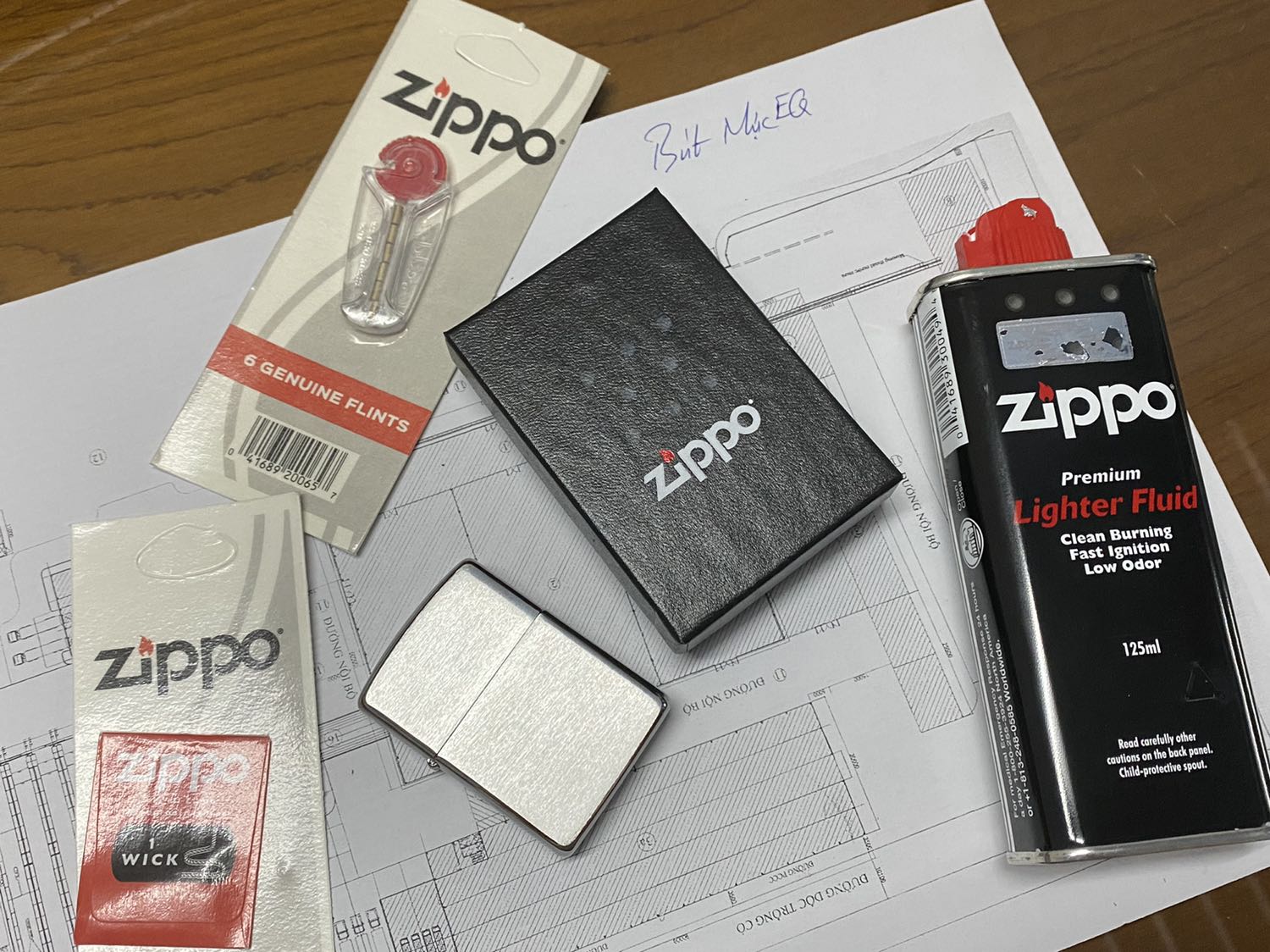 1. Tiki giao hàng nhanh.
2. Shipper gọi lúc 12h hơn, giờ nghỉ trưa nên mình off đt, 20 phút sau thì shipper báo đã hoàn về kho, để hôm sau phát tiếp. Không hài lòng, nhưng không vội nên mình đồng ý hôm sau nhận.
3. Lần đầu mua và dùng Zippo, thấy cũng khá ưng ý và hài lòng về sản phẩm. Chất lượng, thấy chữ in ở đáy bật lửa không sắt nét lắm.