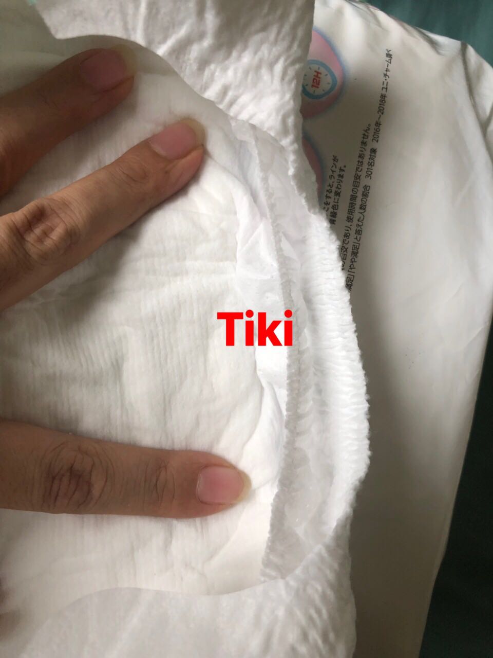 Hàng k đúng chuẩn như tiki nói, đăng bán mẫu khác khi giao lại mẫu khác, chất lượng cũng kém nốt luôn, rãnh ôm bo thì k có, độ co giảm kém, chất liệu k thấm hút kém, đây là hình ảnh cũng 1 sản phẩm 1 cái bé mình đang dùng còn cái có chữ tiki là mình mua ở tiki vừa giao cho mình. Cầm 2 miếng tả rất khác biết rất tệ. Hồi giờ mình rất thường xuyên mua hàng Tiki mà k ngờ nay chất lượng Tiki lại kém đến vậy. Yêu cầu có câu trả lời cho mình