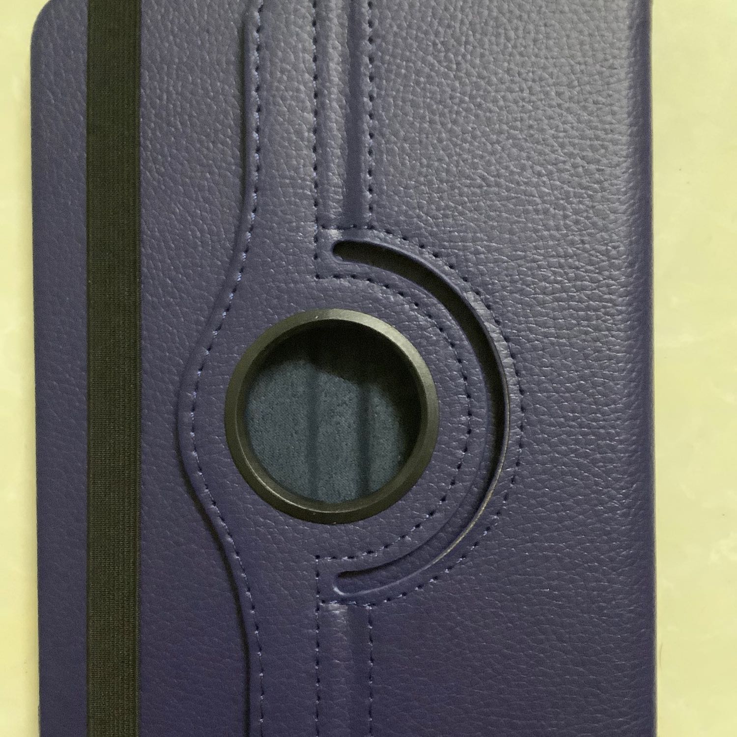 Hàng rất ổn, có lớp mút xốp dày dặn và sợi dây để giữ cho iPad không bị rơi ra. Với tầm giá này thì vậy là tốt rồi.