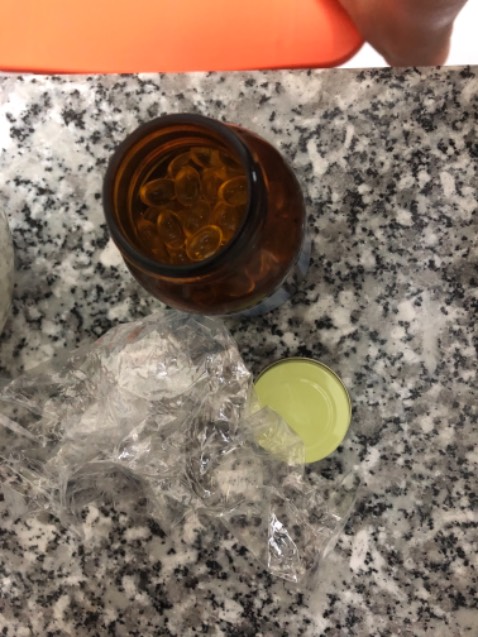 Mở nắp thấy nhét 1 bịch ni *** ở trên miệng. Cảm thấy hoang mang ko biết có mua phải hàng giả ko nữa. Hic. Có ai mua mở ra giống em ko ạ ?