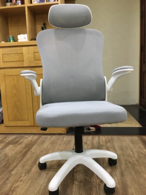 Ghế đẹp. Bánh xe ban đầu hơi khó lắp tí nhưng lắc lắc vs dùng lực 1 chút là lắp đc. Sách hướng dẫn cx dễ hiểu. Mình con gái tự lắp được luôn. Màu trắng rất xinh, hợp với phòng con gái. Đệm ngồi êm, tựa lưng cũng rất chắc chắn. 
Hàng giao cũng nhanh, mất 2 ngay là có hàng trong tay rồi. 
Đáng tiền nha ạ.