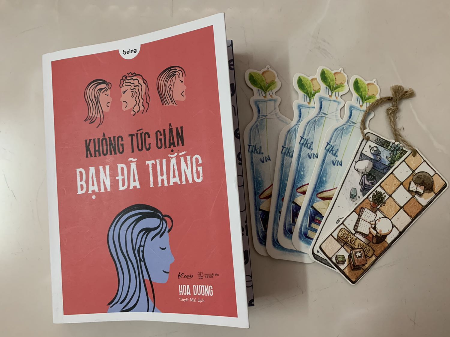 / tâm thái như thế nào thì bạn sẽ nhìn thấy phong cảnh như thế ấy. 1 cuốn sách self-help nhẹ nhàng nhưng rất tinh tế. Những ai gặp áp lực hay đang k vui thì hãy đọc cuốn này.
Đợt này mua hàng tiki có tặng 1 hộp bookmark rất dễ thương. Tiki giao hàng nhanh