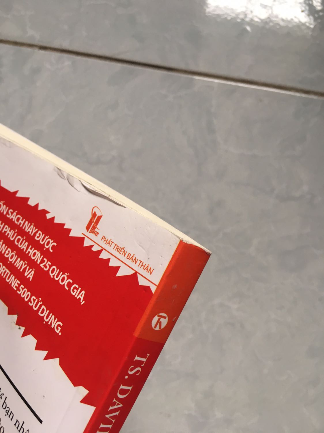Háo hứng mở hộp ra thì nhận được cuốn sách bẩn, bị thấm nước ố màu mất mấy trang, cạnh góc còn quăn gẫy, thực sự thất vọng quá Tiki ơi. Sao lại thế này ???????