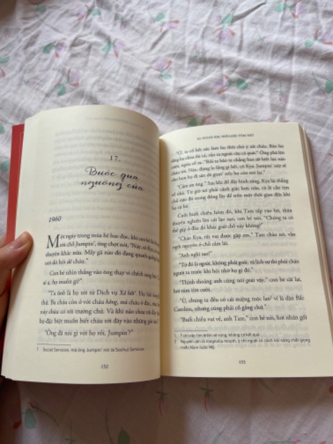 Một cuốn sách đẹp trong từng câu chữ, lời văn nhưng cũng vô cùng đau đớn. Đây là 1 hiện tượng xuất bản, 1 cuốn sách lôi cuốn khiến người đọc không thể rời mắt khỏi. Mở đầu bằng 1 vụ án mạng mà Kya là nghi phạm chính, từ đây mở ra câu chuyện của cô, 1 cô bé bị bỏ lại trơ trọi giữa đồng lầy. Sách là hành trình cô bé lớn lên cùng thiên nhiên, và rơi vào tình yêu với 2 chàng trai