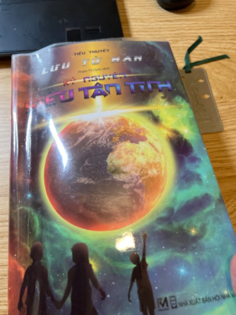 Khá dài dòng, lê thê, không thực sự cuốn hút, không có điểm nhấn mặc dù ý tưởng khá hay, nhưng cách tác giả triển khai thì khá chán, nhiều đoạn lý thuyết khá khó hiểu.