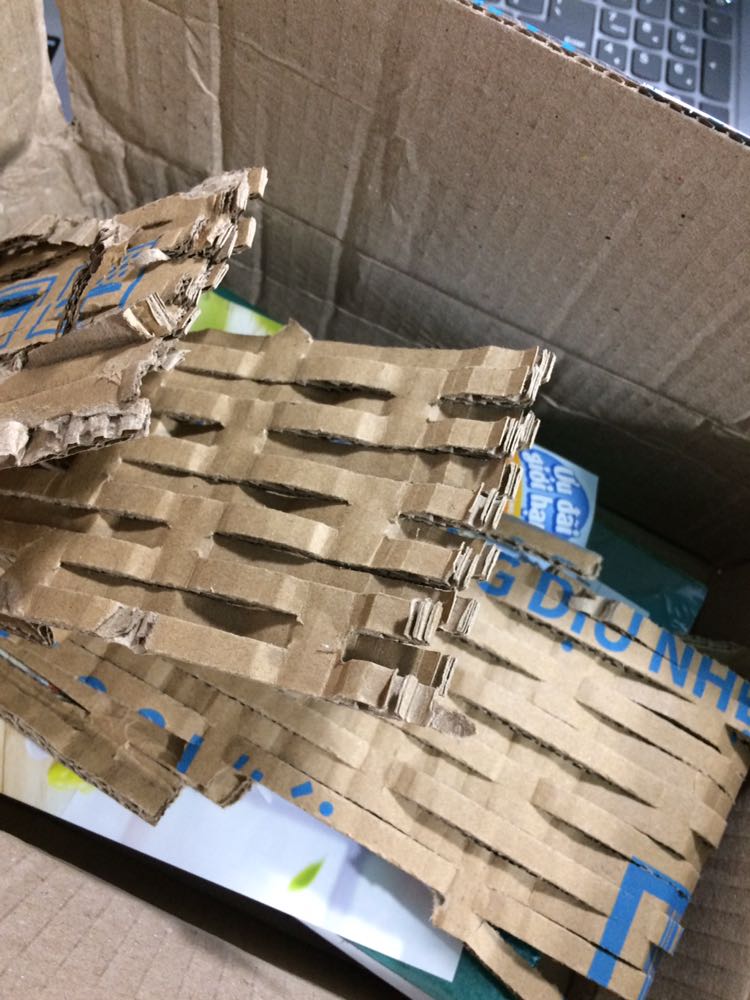 Đầu tiên là bìa quyển này rất xinh luôn á:33 Đóng gói hàng chắc chắn. Còn về nội dung thì khỏi bàn hêh, đỉnh lắmmm