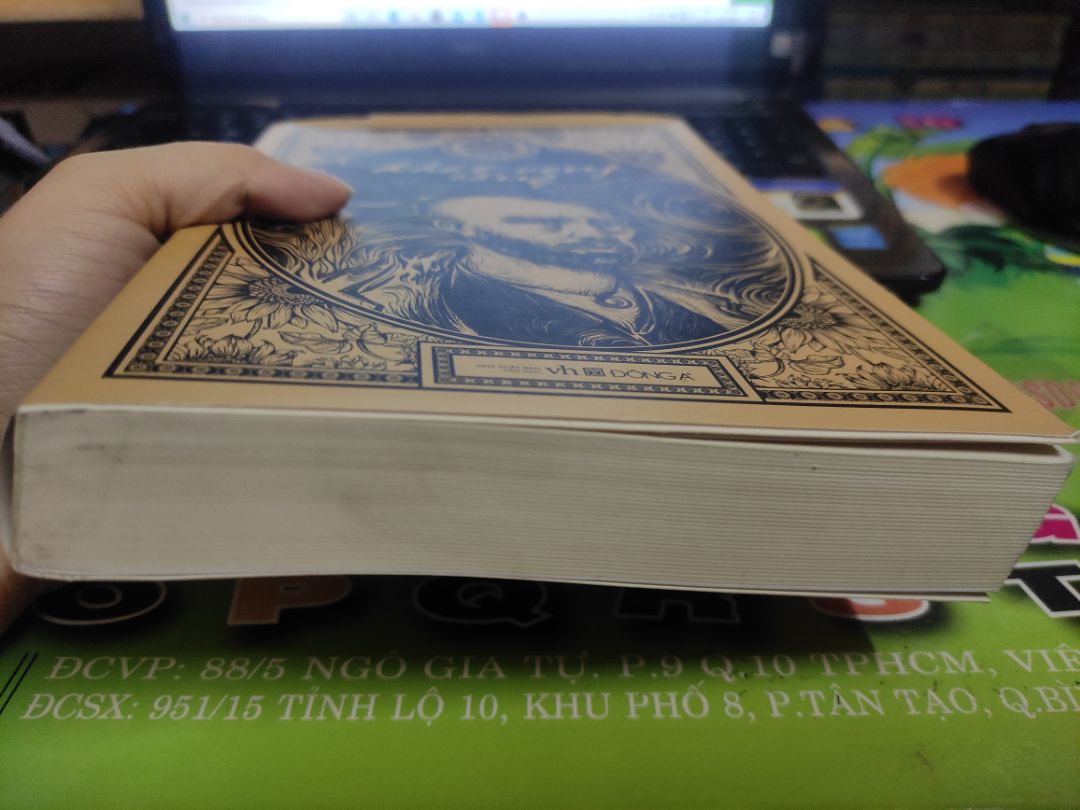 Mua sách Tiki đợt sale nhưng mình quá thất vọng thiệt sự. Bìa rời của sách bị rách 1 đường như phía trên hình, sách các góc giấy nhìn bẩn bẩn chán lắm! Tiki nên coi lại cách đóng gói và tình trạng sách như thế nào rồi giao đến khách hàng.