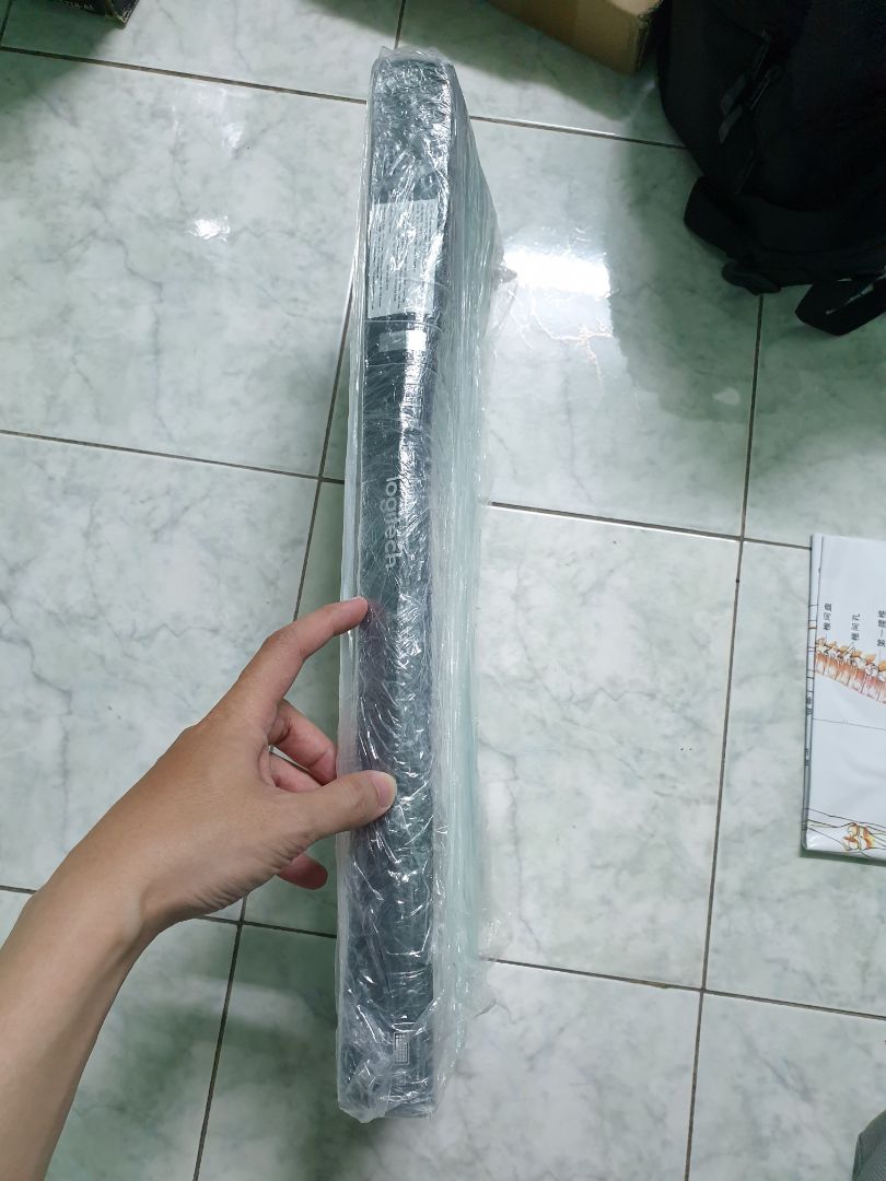 Sản phẩm mua lần 2, lần này giao móp méo nhiều, cũng may là bên trong không hư gì hết, có nút on/off riêng biệt cho chuột và bàn phím, chuột không phải loại silent nên có tiếng click click.