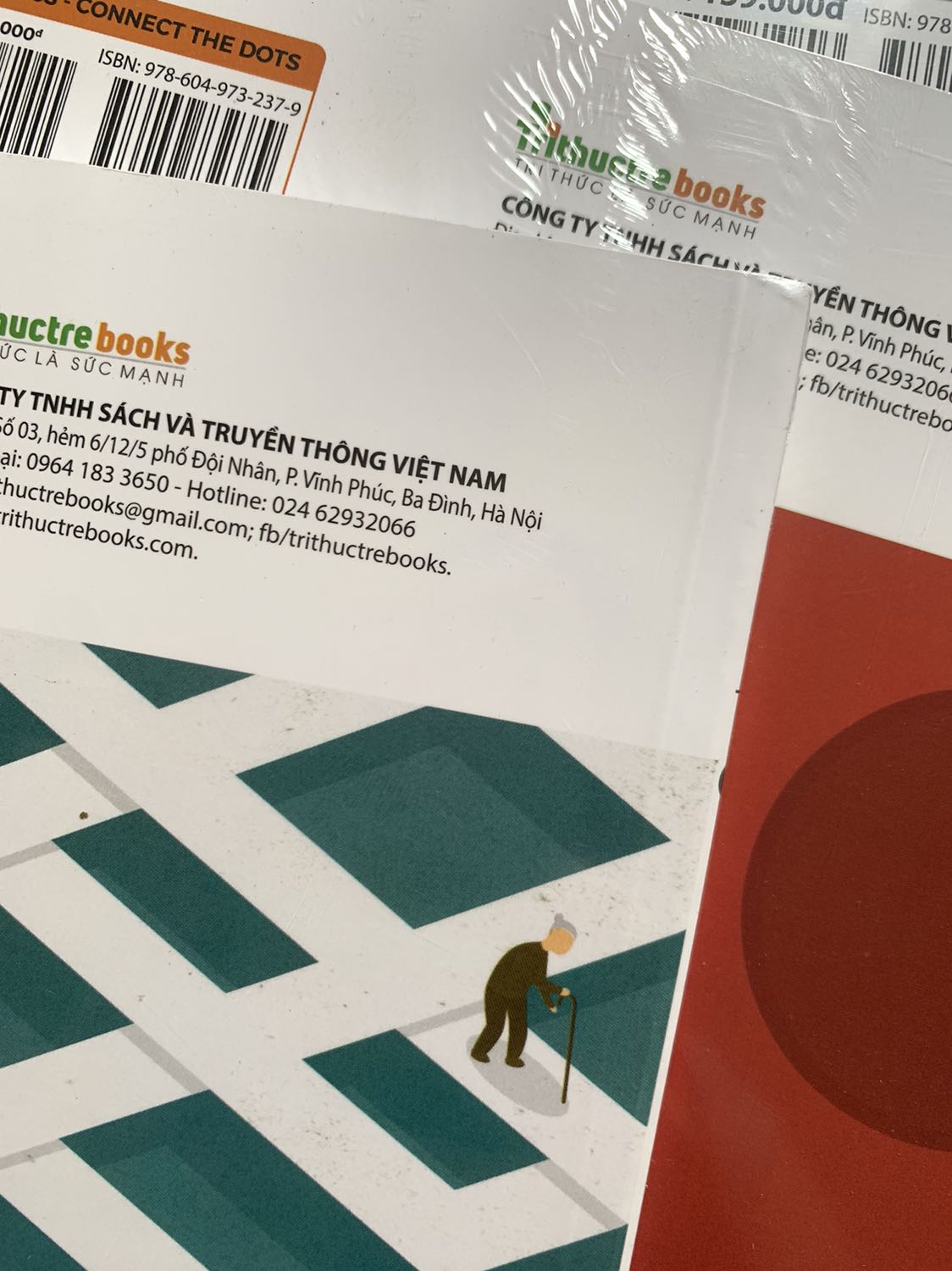 Bìa sách bẩn & móp góc như sách đã sử dụng BÊN TRONG LỚP BỌC CHỨ KHÔNG PHẢI LÀ LỚP BỌC BẨN