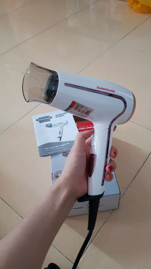 cầm khá thoải mái tay. mình cắm thử thì thấy máy chạy khá mạnh, kêu cũng hơi to, chỉ mở thử 15s thôi thì thấy máy khá nóng. nếu sấy khô 1 cái đầu thì chắc máy sẽ rất nóng. Hi vọng ko bị cháy sau 3 ngày sử dụng :))) à, nút bật cái gờ rất là thấp và cứng, tương đối khó bật ý