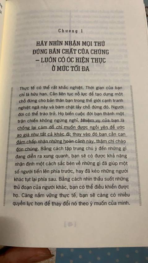 Đóng gói, giao hàng ổn. Bìa đẹp nhưng mình vẫn thích bản trước hơn (bìa đen).
Nội dung sách rất hay. Phân tích các khía cạnh của nỗi sợ, các phương pháp, các bước để thoát khỏi nỗi sợ thông qua trải nghiệm của 2 tác giả. Đọc mục lục thôi là đã có bài học rồi. Tác giả là 1 tay giang hồ nên nội dung đôi khi hơi nhiều sát khí, nhưng bài học cốt lõi thì có thể áp dụng với mọi người, mọi nơi, mọi thời đại nên không cần lo nhé.
Ai còn đang có những nỗi sợ và muốn vượt qua nó thì mình nghĩ đây nên là lựa chọn số 1.