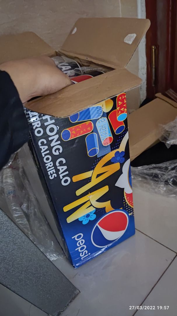 về giáo hàng, giao tận 19h30 mặc dù đặt giao là tikinow, shipeer giao nhầm nhà, đúng nước ngọt, hạn sử dụng còn 4 tháng, được tặng kèm ly có ống hút (tùy lúc sẽ có ống hút hay không) mọi người mua hàng nếu muốn được tặng ly thì khi mua chú ý bên dưới sản phẩm, nếu có thêm phần quà khuyến mãi (gift) nó sẽ hiện cái ly, mua kèm ly, để chắc ăn thì nhớ check lại lúc thanh toán, đơn hàng phải hiện sản phẩm ly kèm thùng nước ngọt mới được, không có là không được tặng. về nước ngọt, so với coca light và coca 0 calo thì coca 10, pepsi 0calo 8,5 đánh giá bởi mình. 
về lí do cho 4 sao, nước gần hết hạn (4 tháng là hết, sản xuất tháng 10/2021), thùng còn phiên bản tết, cảm giác như hàng tồn, ly thì bên trong có 1 vết đen, không rửa được, về giao hàng lâu mặc dù đã là tikinow trong ngày, giao nhầm nhà, mua với giá 171k, khi mua nhớ áp mã nhé, ở HCM thì ship rẻ. mình mua nước ngọt, bia thì cảm thấy mua tiki là rẻ nhất mà chất lượng tốt so với các sàn thương mại khác. chúc mọi người đọc được đánh giá này mua được sản phẩm nhé.
đánh giá được viết bởi mình ngày 27/03/2022 lúc 20h28 sau khi nhận hàng lúc 19h30. đánh giá mình không viết hoa khi có dấu chấm bởi vì lười chuyển đổi viết hoa.