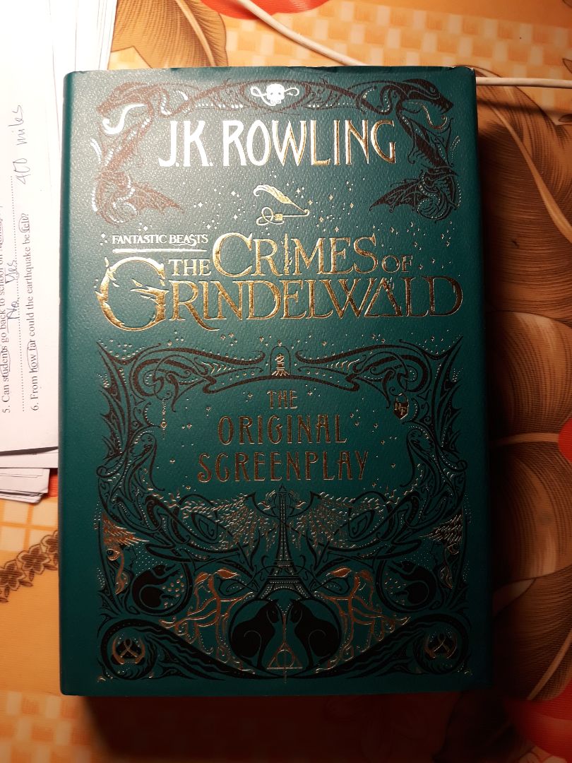 Mình mua sách khi đang sale nên giá cả rất hợp lí. lúc nhận về mình hơi xót một tẹo vì phần bìa áo bị gấp quăn mất một xíu, nhưng khi mình chịu khó vuốt ra thì giờ em ấy đã trở lại đẹp như thường. Sách đẹp vô cùng. Lần này mình rất hài lòng. Quá rẻ cho một cuốn sách tuyệt vời như này!