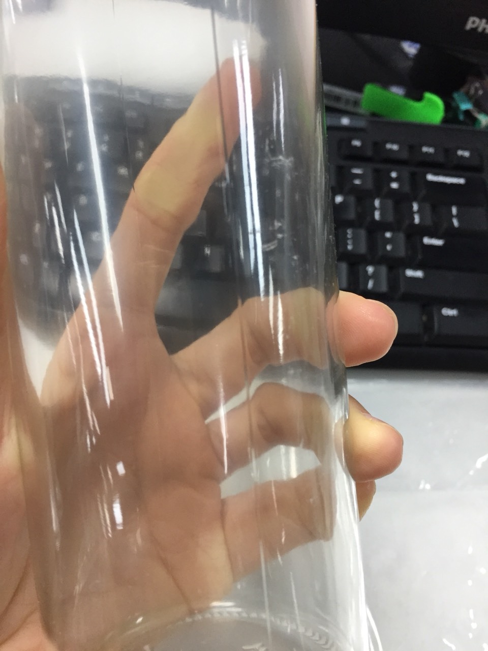 - Hàng giao không giống mẫu, mẫu dây bạc mà đi giao dây màu XANH CHUỐI. Thiệt sự nhìn cái sợ dây ruy băng mỏng te màu xanh chuối gắn vô đây thấy rất chi là trớt quớt. Chẳng thà rõ ràng từ đầu luôn là GIAO MÀU NGẪU NHIÊN. Nên nhận hàng hơi thất vọng, cắt dây đi thì cái chai trụi lũi rất khó cầm.
- Thủy tinh khá đục và có nhiều vết xước thấy rõ như hình 
- Về giao hàng: Tiki giao nhanh và đóng gói cẩn thận nên ko có vấn đề gì