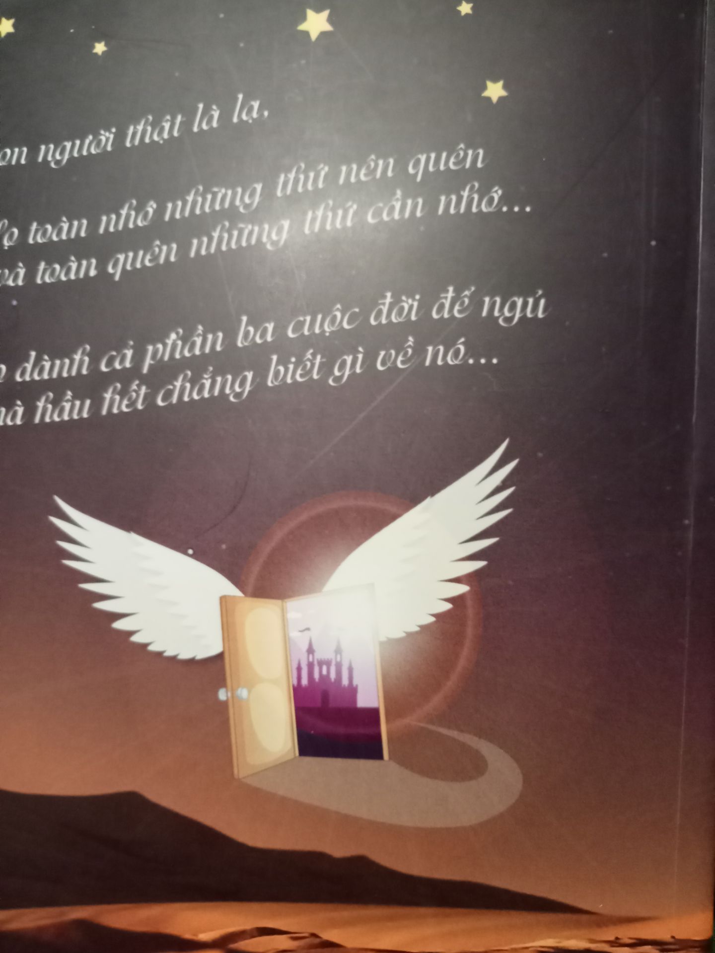 Đóng gói không có bọc chống sốc, góc sách bị móp, bìa sách trầy xước và bìa sách lõng lẻo. Sách này chỉ có thể là sách cũ hoặc sản phẩm trưng bày nên không được bọc nilon mới. Bookmark hàm ý chửi khách hàng ( tối đã mua sách thì có nghĩa tôi là người đọc sách mới mua nhà sách thiếu tinh tế!) Sản phẩm tôi nhận được không xứng đáng với số tiền tôi bỏ ra yêu cầu nhà sách tôn trọng khách hàng yêu cầu nhà sách cung cấp sách mới. Tiki có thể xem xét lại việc kinh doanh của nhà sách để không bị ảnh hưởng tới các sản phẩm - dịch vụ khác!