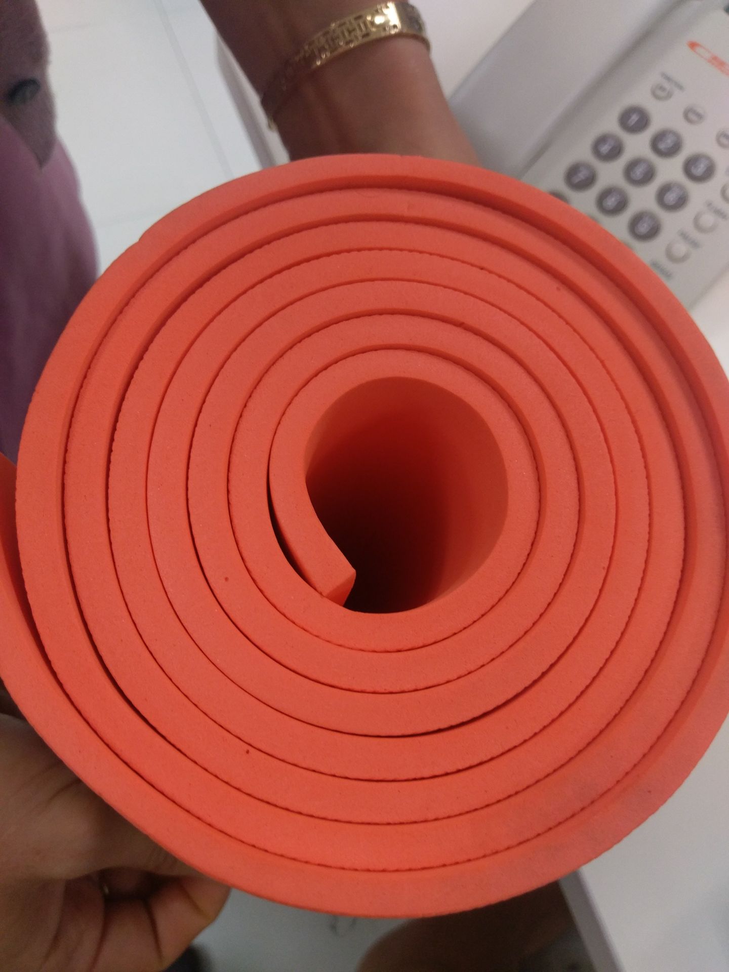 shop giao ko đúng loại đặt, mua hàng TPE mà giao loại nhựa xốp bay mùi kinh khủng, đặt màu xanh rêu mà giao màu cam, mua 2 lop mà giao 1 lớp, đề nghị đổi lại đúng loại đặt