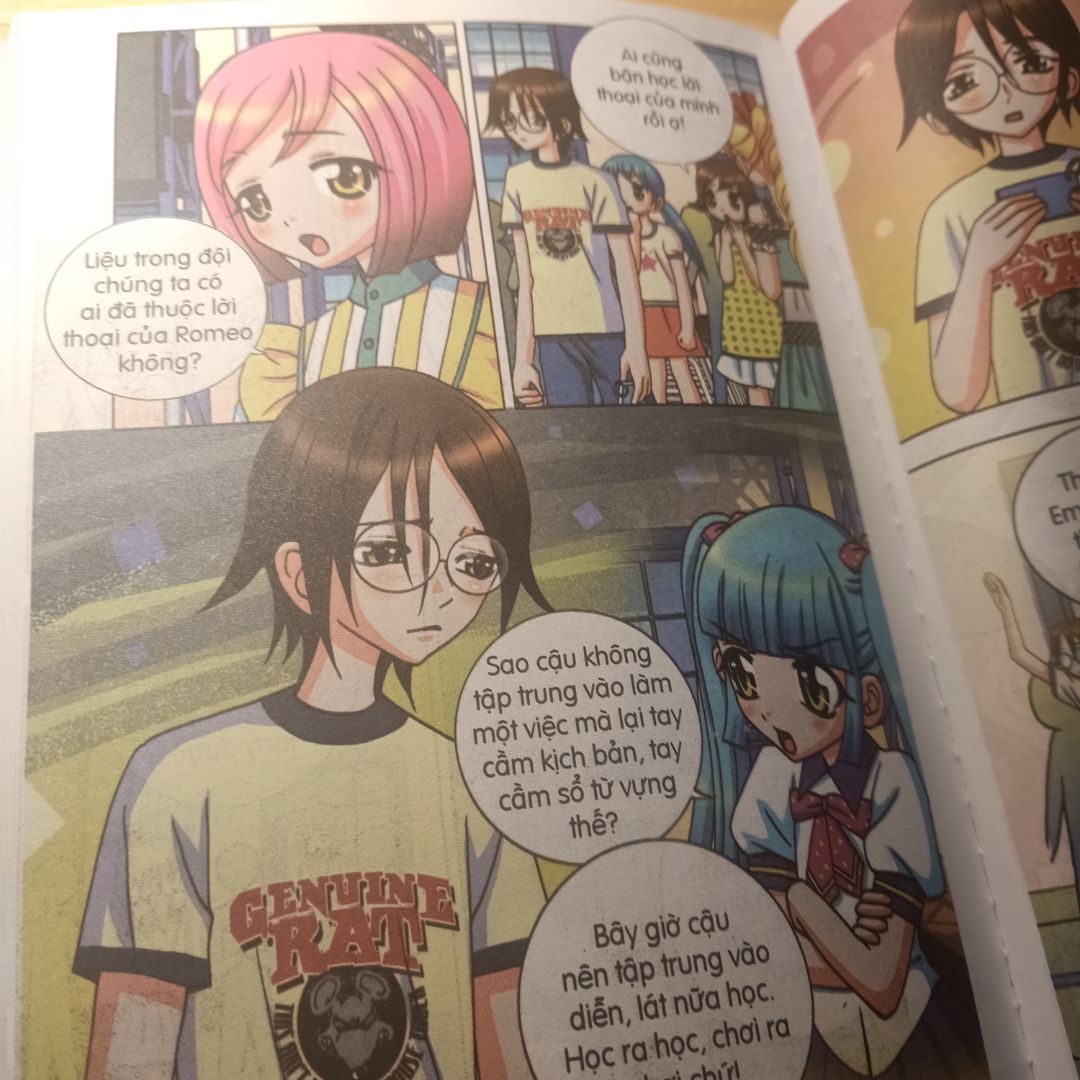 Góc bìa sách có vết do để trong hộp, bìa trước có nét vẽ bằng mực, cạnh gáy sách có vết bẩn nhỏ. Trong sách có một số trang bị hằn nét in của trang trước. 
P/s: Ảnh mờ nên hơi khó nhìn, mong thông cảm ạ