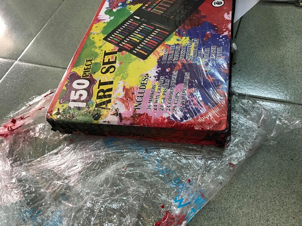 Như tiêu đề của nhận xét, hôm nay khi mình vừa nhận hộp màu, mình rất thất vọng. 
Hộp màu bị tràn, màu thì rất cũ và bám rất nhiều bụi (có thể là do hàng tồn kho chăng??). Mình vẫn chưa thử màu nhưng nhìn những cây màu bị tràn ra thì mình nghĩ chắc cũng không chất lượng mấy. Mong Tiki sau này giao hàng và kiểm tra đơn hàng có tâm hơn nha Như tiêu đề của nhận xét, hôm nay khi mình vừa nhận hộp màu, mình rất thất vọng. 
Hộp màu bị tràn, màu thì rất cũ và bám rất nhiều bụi (có thể là do hàng tồn kho chăng??). Mình vẫn chưa thử màu nhưng nhìn những cây màu bị tràn ra thì mình nghĩ chắc cũng không chất lượng mấy. Mong Tiki sau này giao hàng và kiểm tra đơn hàng có tâm hơn nha