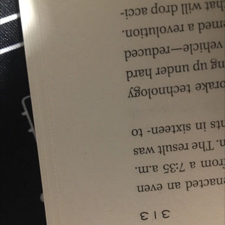 Mình có đọc qua các đánh giá trước thấy không phải bìa cứng nên lúc nhận hàng cũng không ngạc nhiên lắm. Điều mình buồn khi nhận sách là thực sự chất lượng giấy rất dở, có nhiều tờ bị thâm màu, có nhiều trang sách bị đóng thụt vào trong, nhiều trang in không rõ, không đều màu, cỡ chữ cũng khá là bé. Tuy hàng nhận được sớm hơn dự kiến tận vài ngày nhưng trải nghiệm mua sách ở Fahasha lần này của mình thật sự tệ.