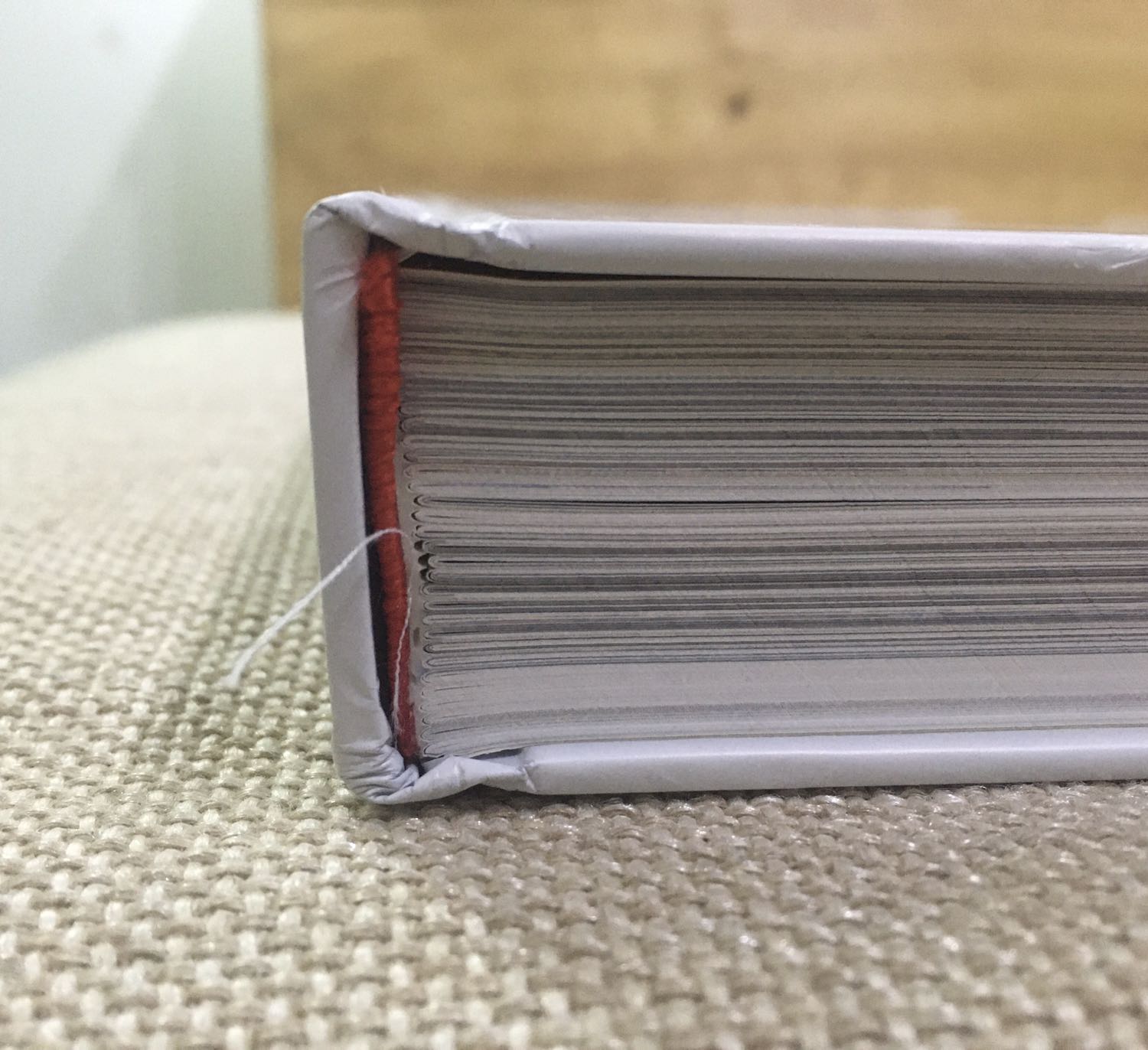 Mình nhận xét từ xấu tới tốt như sau:
- 1 sao cho gia công gáy sách, rất dễ bung keo khi mở sách ra (đã đổi cuốn khác vẫn vậy), tự hiểu sách này phải rất cẩn thận kẻ bung keo.
- 2 sao cho đóng gói của tiki, chỉ quấn màng chống trầy, sách tới mình vì thế bị móp góc.
- 4 sao cho in ấn, hầu hết sách in rất đẹp nhưng tiếc chút là vài ảnh còn bị răng cưa do phóng to ảnh độ phân giải ảnh thấp.
- 5 sao cho cho sự hỗ trợ của tiki vì hỗ trợ đổi sách mới cho mình rất nhanh chóng (đổi vì gáy sách bị bung keo).
- 5 sao cho nội dung sách, rất hay, rất bổ ích.