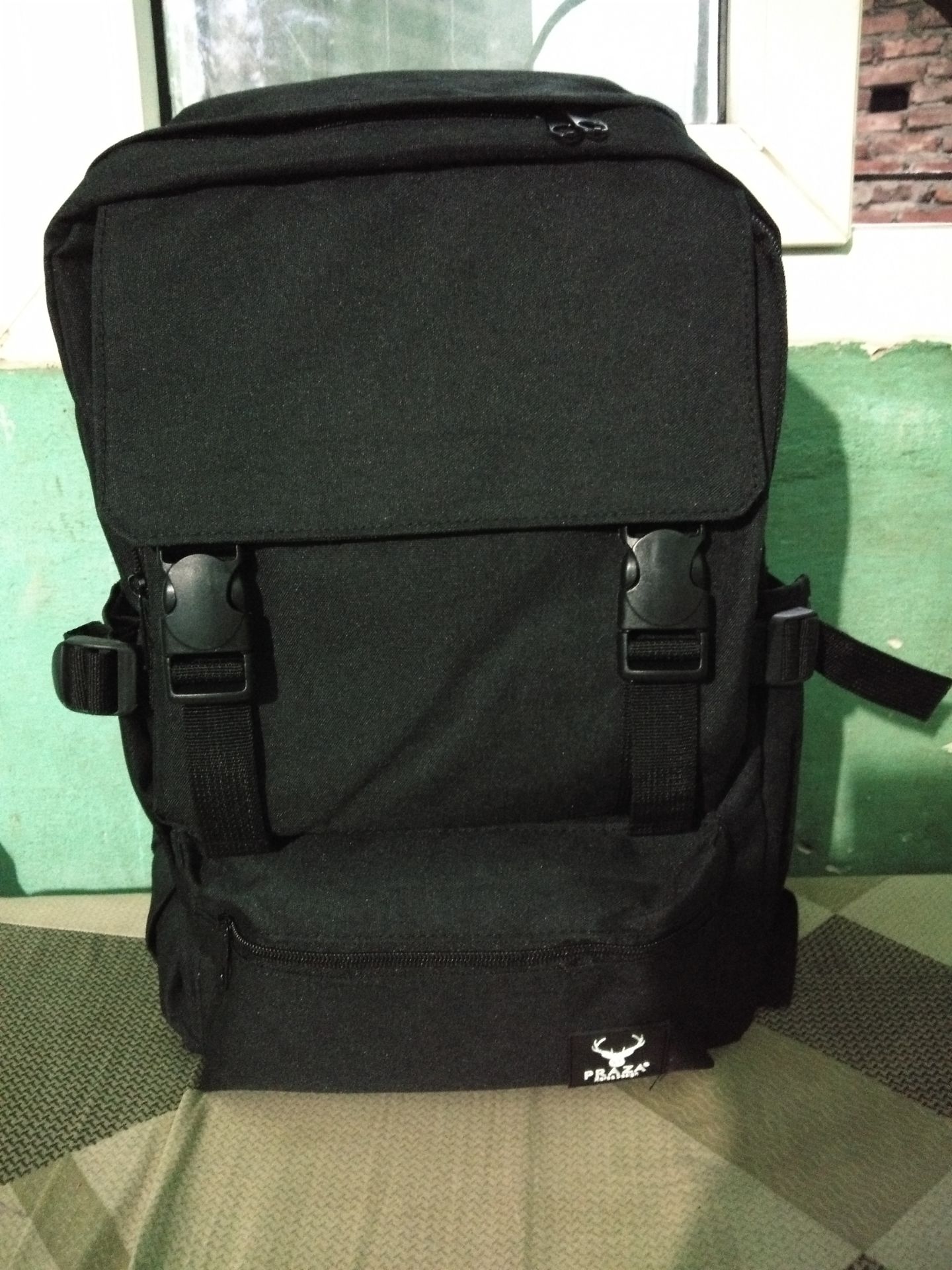 Sản phẩm y hình. Vải cứng vừa phải. Cặp đựng vừa in lap gaming 15.6 inch (lap gaming thì dày với to hơn lap văn phòng rồi) nên mn yên tâm là cặp chứa được bất kì lap nào 15.6 inch nhé. 
Vì sự chất lượng nên mình viết nhận xét này để những người mua sau tin tưởng hơn :). Còn về thời gian sử dụng cặp thì phải update sau rồi.
P/S: tiki giao hàng nhanh. Mình đặt hôm 18/2, dự kiến 24/2 mà chiều nay đã có. Rất hài lòng luôn ạ.