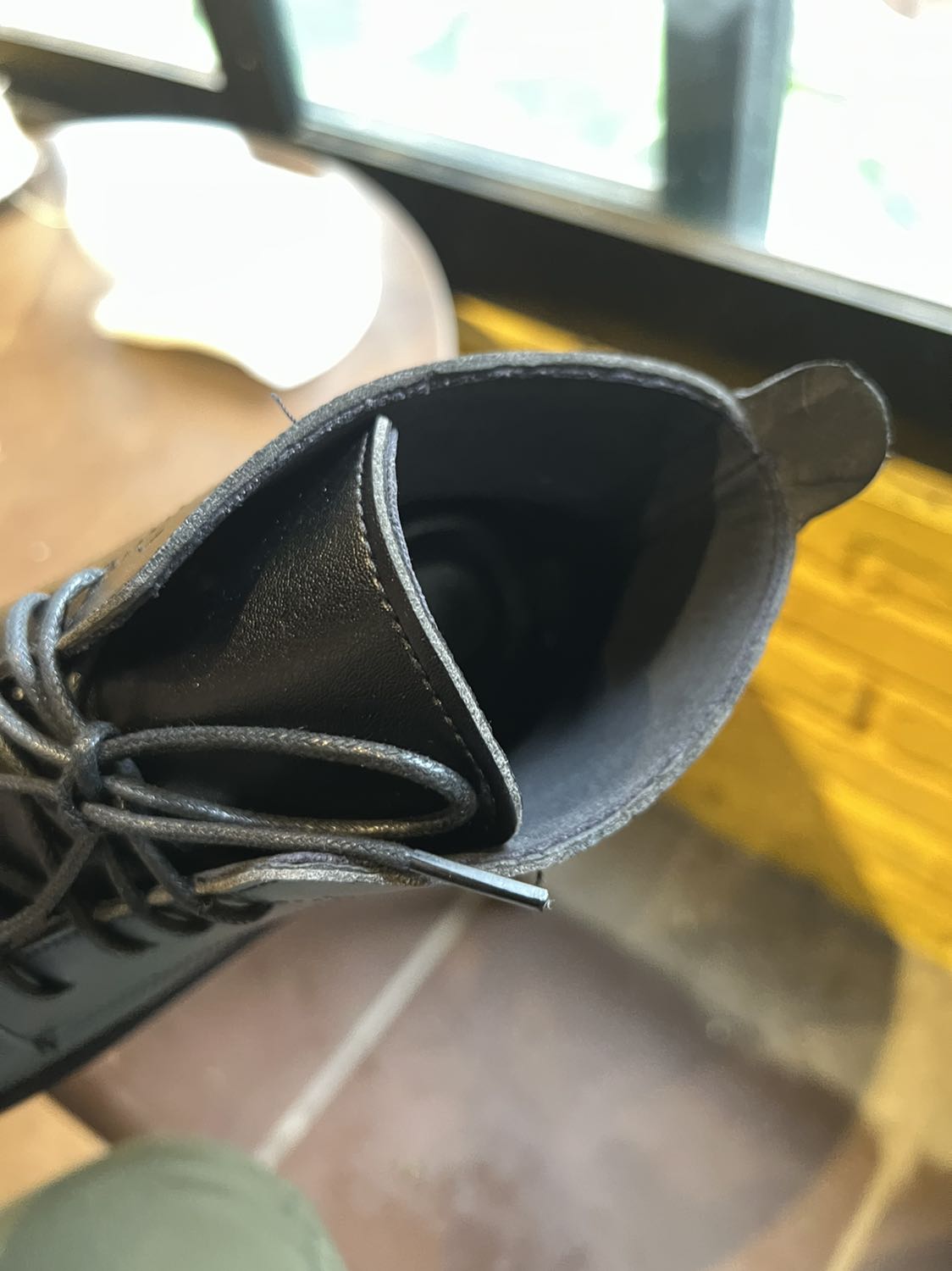 Quá đẹp. Da mềm đế hầm hố cực kỳ ưng ý. Còn được kiểm tra hàng trước khi thanh toán. Shop tư vấn chọn size cẩn thận. Cảm ơn sẽ ủng hộ nếu mua thêm.