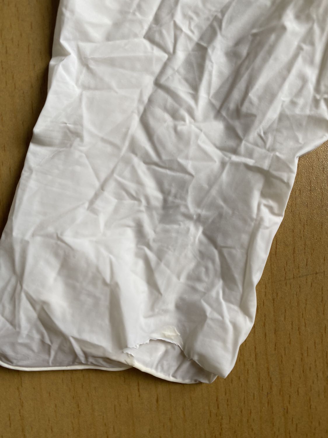 Lần đầu mình sử dụng loại găng tay này nên không biết bên trong nó thế nào. Sản phẩm mình mua nhàu nát, các ngón lộn trái phải tùm lum, nhiều size khác nhau và có cả bao tay rách. Nhờ shop phản hồi giúp để yên tâm sử dụng.