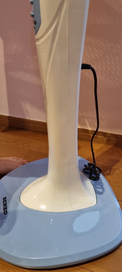 SP k quá xuất sắc, các mối ghép nhựa hở, k mượt. Có đk từ xa, 3 chế độ gió chạy khá êm. Nhìn chung ổn trong tầm giá nhg hình thức chỉ ở mức trung bình. Giao màu ngẫu nhiên k đc chọn màu nha mn. Ai muốn sp cao cấp hơn và chọn màu theo sở thích thì nên cân nhắc.