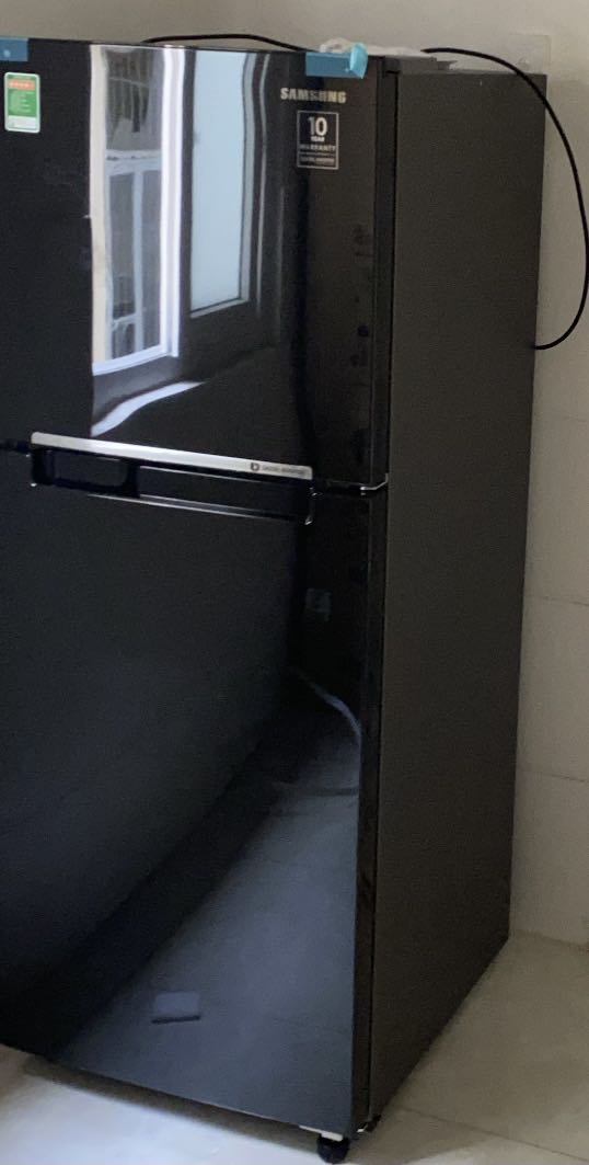 Mình bị hư tủ lạnh đột ngột nên cần mua tủ mới dự trữ thức ăn cơ mà mình cũng sắp chuyển trọ nên có gọi cho Tổng đài nhờ hỗ trợ lùi ngày và giao địa điểm khác trong quận và cũng gần đó luôn nhưng Hỗ trợ viên báo không được đổi địa điểm vì trên hệ thống đã ghi nhận rồi :((( Ấy vậy mà shipper có hỗ trợ mình giao tại điểm khác luôn nha mn, may mắn ghê gớm. Cám ơn shipper nhiều! Đóng gói kỹ càng, vận chuyển không móp méo gì cả. Tủ lạnh đẹp, màu đen kính rất sang. Ngăn đá có hộp đựng và lấy đá rất tiện lợi. Tiếng máy kêu thì ban ngày không nghe đâu, cảm giác chạy êm, đêm yên ắng thì nghe rõ rè rè nha =)) Còn bảo hành thì chưa rõ lắm, nhờ Tiki thông tin ạ!