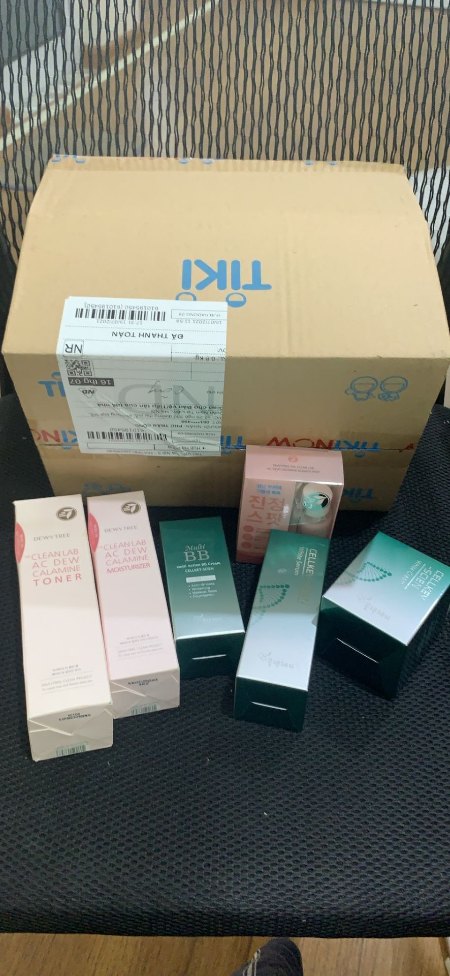 Chưa từng dùng loại kem nền nào ảo diệu như kem nền này luôn á. Dậm nền lên nó tệp căng mịn vào dao luôn. Khuyết điểm thid che được mà ko gây cảm giác bết dính hay ko bioj chảy khi đổ mồ hôi. Điểm 10 cho chất lượng, sẽ ủng hộ shop dài dài