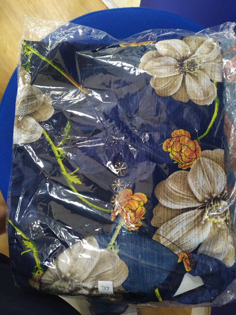 mn né shop này ra ra. 3 lần đều 3 lần thất bại ạ. lần 1 shop k giao mình bị hủy đơn. lần 2 đặt 4 bộ giao 2 áo bà già. lần 3 đặt 3 bộ cùng 1 mẫu giao 3 bộ kiểu hoàng toàn khác z mẫu mình chọn đã z cong giao k đúng size. shop làm ăn quá chán ạ . chat z shop thì shop cứ nhầm lẫn là đang ***. quá tam 3 bận nha shop.