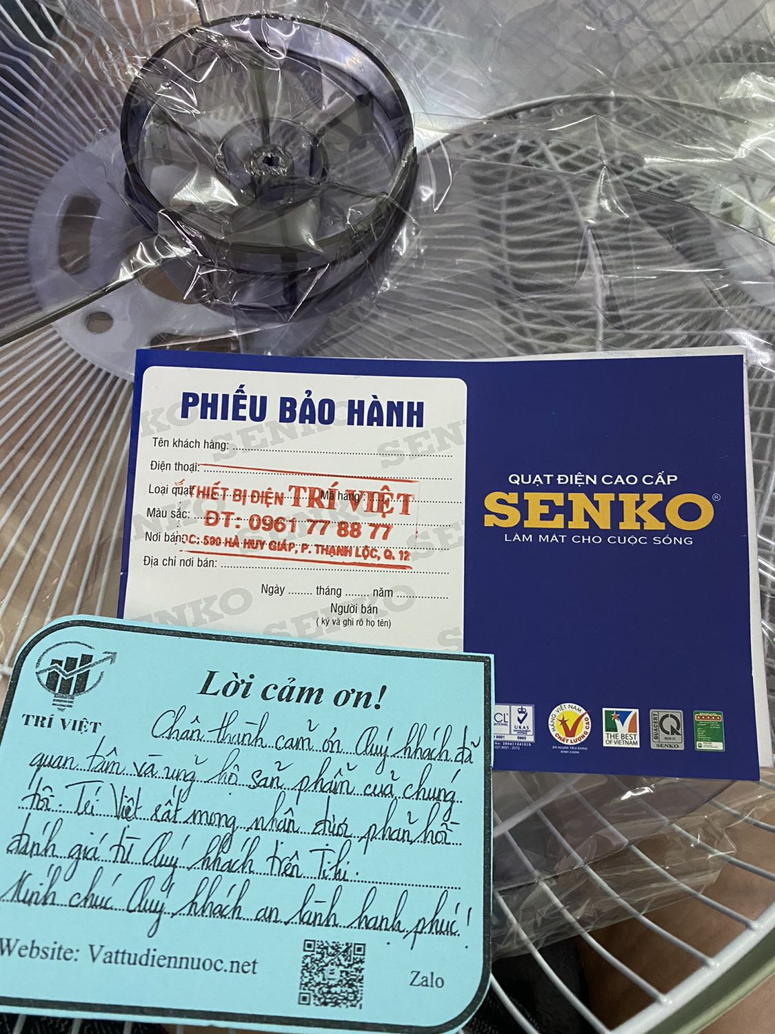 Cổ quạt hay tự kéo lên hơi lạ so với bt, tuy cũng ko quá bất tiện. Quạt chạy êm, rất mát. Đóng gói kĩ lưỡng, chắc chắn. Giao hàng nhanh hơn dự kiến.