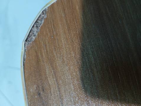 Bàn bị khuyết 1 bên, chân bàn còn yếu bị rung lắc nhiều