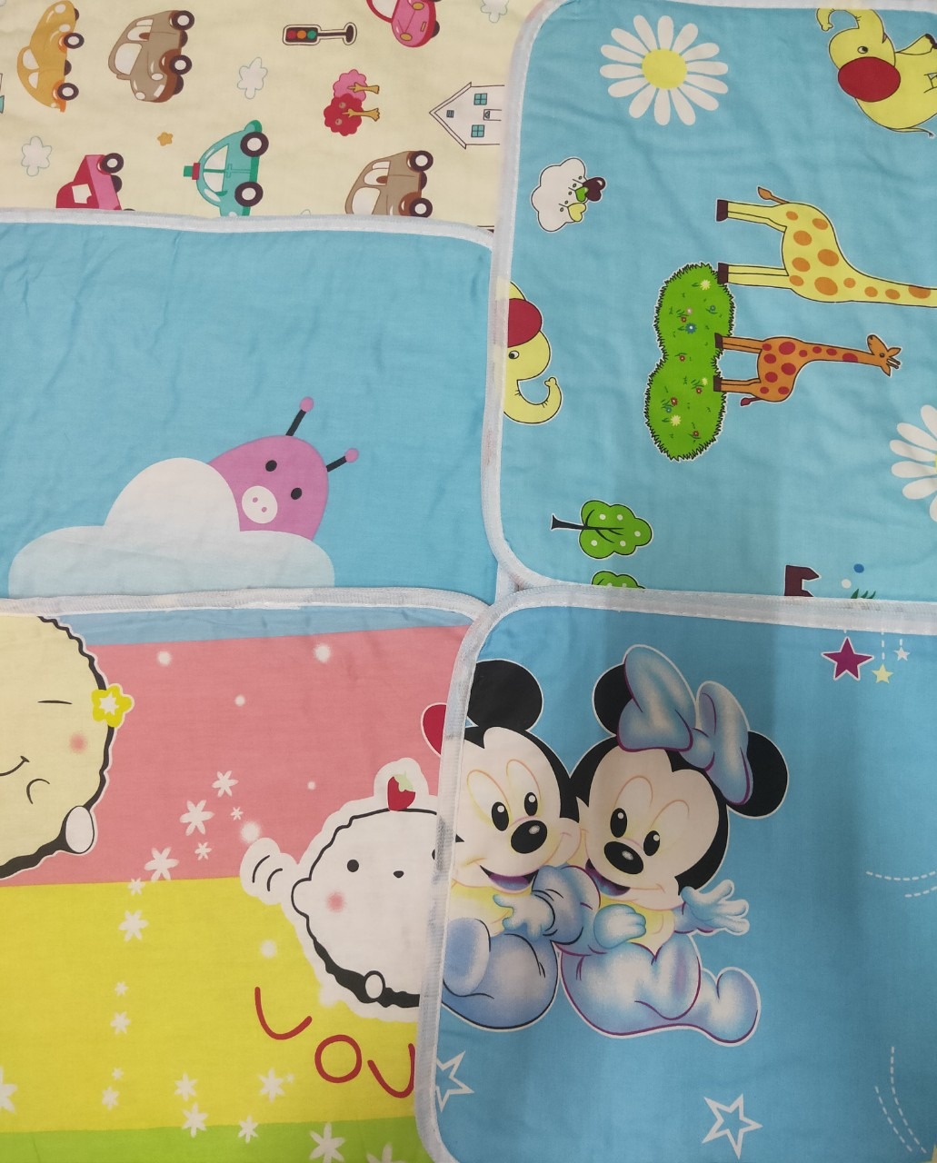 xài rất tiện lợi, giặt nhanh khô màu sắc đẹp. Shop tâm lý cho chọn màu bé trai và giao màu hợp với bé. Chỉ hơn 100k mà được hẳn combo 5 tấm như vầy mình thấy rất đáng tiền mua. Không có gì để chê hết.