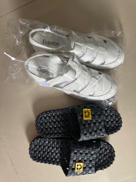 Dép êm chân lắm, nên mua lớn hơn 1-2 size nha. Mình thường đi 38, cố tình mua 39 nhưng form dép này cũng hơi nhỏ, 39 mình mang vừa y luôn