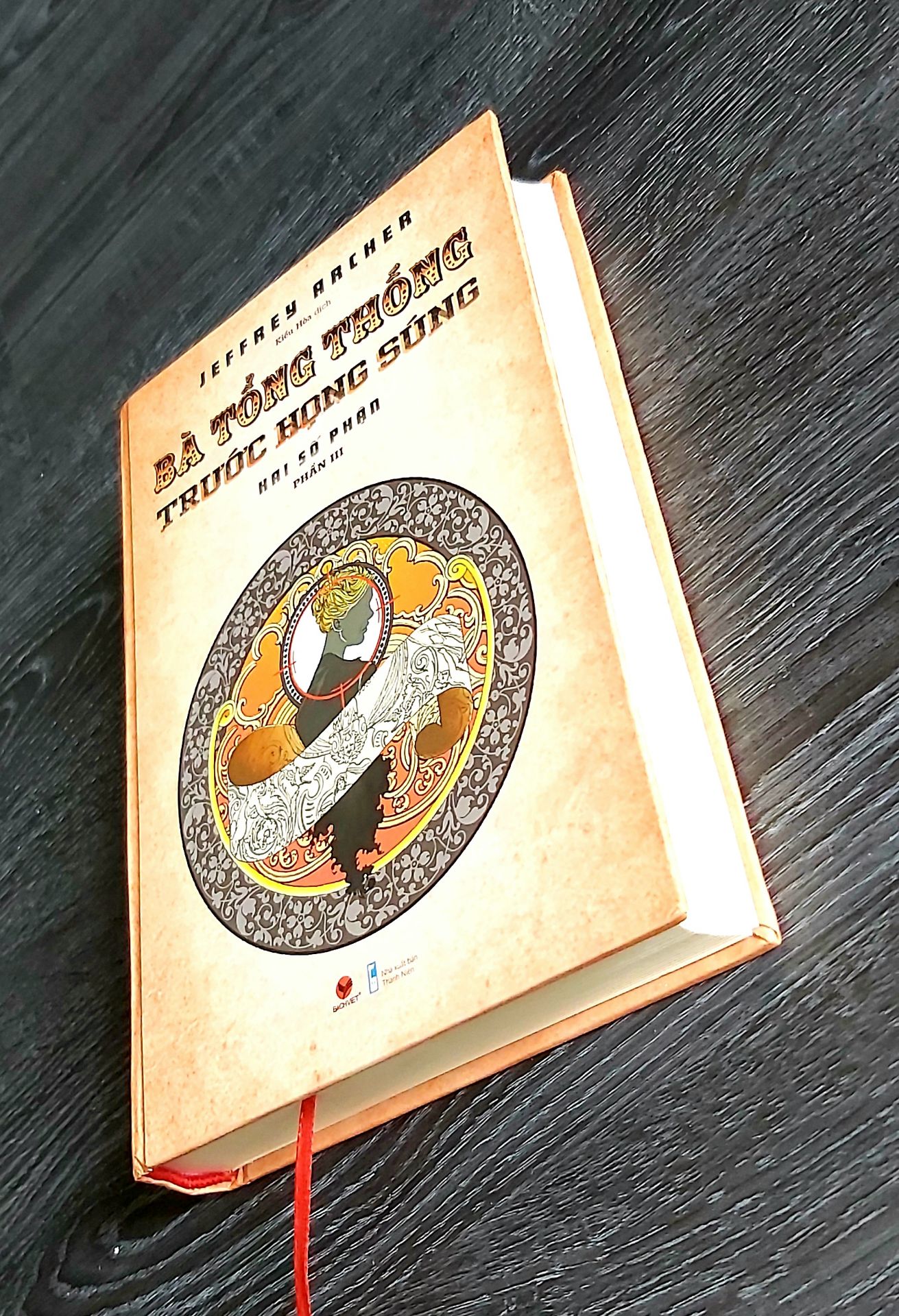 "7 giờ 30 phút một tối nọ, FBI nhận được thông tin về âm mưu ám sát bà Tổng thống. Đến 8 giờ 30 phút, có năm người biết được những thông tin về âm mưu ám sát. 9 giờ 30 phút, bốn người trong số họ bị giết. Người duy nhất còn sống, đặc vụ FBI Mark Andrews, biết về thời điểm bọn sát thủ sẽ hành động và biết được âm mưu này có liên quan đến một vị Thượng Nghị sĩ, còn về địa điểm, cách thức hay điều quan trọng nhất là danh tính bọn chúng, anh đều không biết gì. Anh chỉ có sáu ngày để tìm ra kẻ chủ mưu. Trong sáu ngày đó, anh không có thời gian để lãng phí, không được để lại dấu vết, và không được tin tưởng bất kỳ ai. Anh chỉ có sáu ngày để ngăn chặn thứ đang đe dọa sự an nguy của Tổng thống. Một từ không đúng, một bước đi sai lầm, và cả một quốc gia lẫn giấc mơ hoài bão sẽ sụp đổ."
Mình hài lòng về chất lượng sách và dịch vụ Tiki. Giá hợp lý (80k), sách chính hãng, TikiNOW giao trong vòng 2h sau khi đặt sách. Nhân viên giao hàng luôn  vui vẻ và thân thiện. Like & Thanks!