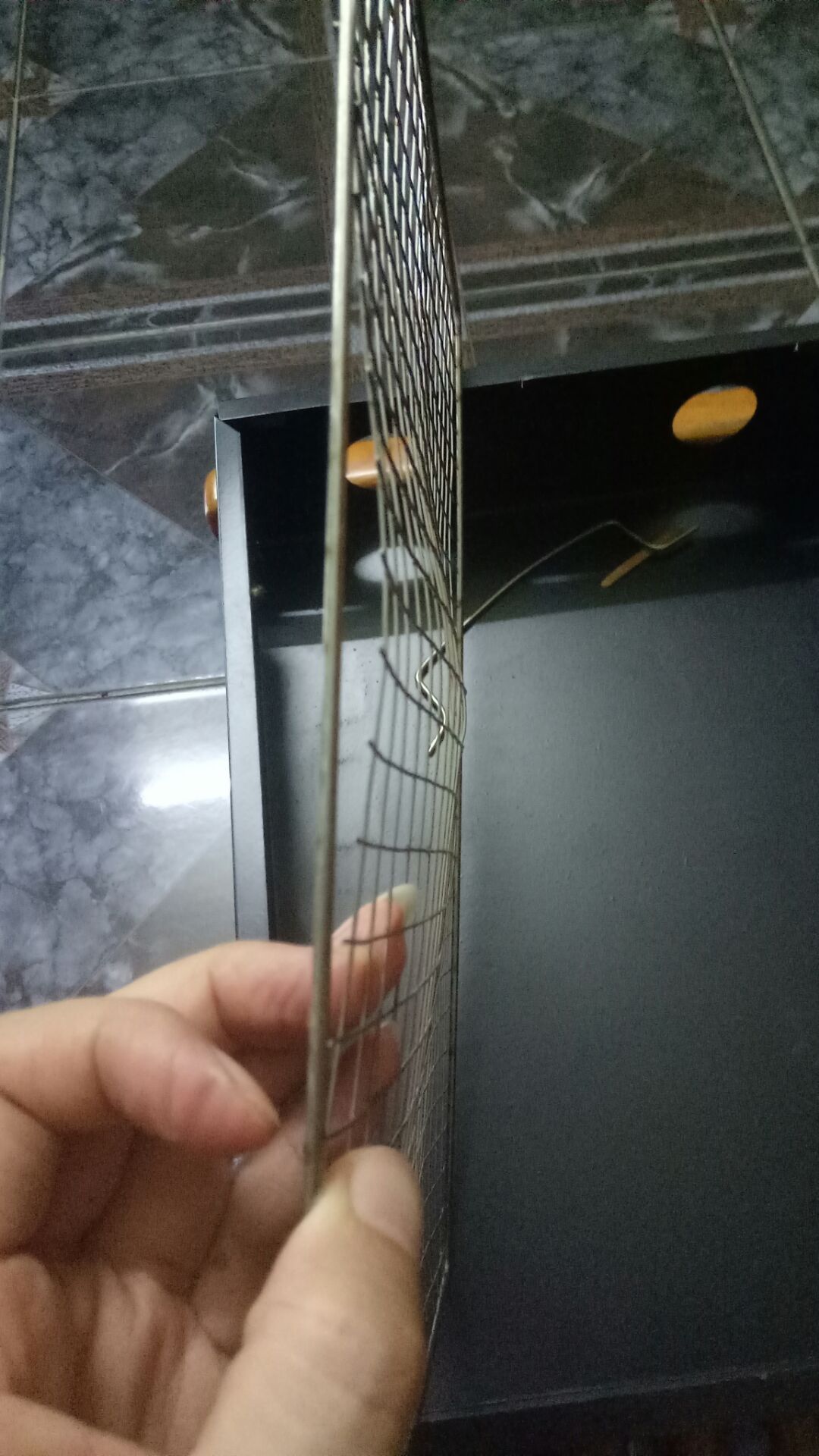 vỉ để đựng đồ nướng thì bị hở mối hàn bung ra, 2 quai để cài thanh inbox sách đi cũng bị tét. lò không có giao miếng tôn bên trong để bỏ than như hình. TIKI xem lại chứ bán ko cho kiểm tra hàng mà giao hàng không uy tín như vậy sẽ mất hết khách hàng thôi.