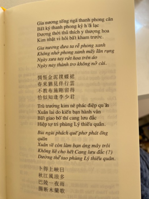 Một cuốn sách chính hãng, đẹp và tuyệt vời mà khi đọc các chữ in bị nhảy nhìn thật buồn và xót xa