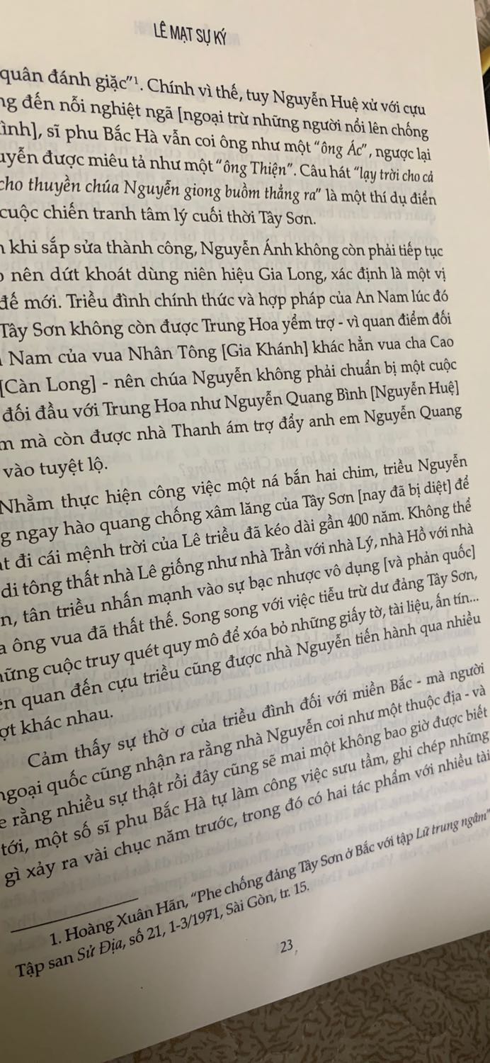 Sách hay, lôi cuốn ngay từ đoạn trích bìa sau. Với một người thích tìm hiểu thời kì trịnh nguyễn phân tranh và pháp thuộc thì đây là quyển sách không thể thiếu. Nhưng chính ra liên kết các phần lại với nhau cho đúng dòng chảy thời gian lại thì còn tuyệt hơn nữa