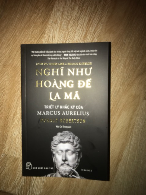 Nội dung về triết học La Mã cổ đại...Bìa cứng, đẹp ấn tượng, vẫn chưa hiểu về ý nghĩa về hình bìa vua Marcus đeo tai nghe thời hiện đại..:) Nội dung sẽ đánh giá sau. Nội dung về triết học La Mã cổ đại...Bìa cứng, đẹp ấn tượng, vẫn chưa hiểu về ý nghĩa về hình bìa vua Marcus đeo tai nghe thời hiện đại..:) Nội dung sẽ đánh giá sau.