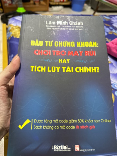 Sách rất hữu ích cho những ai muốn tìm hiểu về chứng khoán, cách đầu tư cổ phiếu dài hạn, các phương pháp đầu tư, khái quát về ý nghĩa của các báo cáo tài chính để nhà đầu tư không chuyên có thể hiểu được về tình hình doanh nghiệp. Mọi người nên mua sách để đọc. 
Về nhược điểm: sách còn in nhầm đôi chỗ về số liệu ví dụ minh hoạ, tuy nhiên cũng không cần quá bận tâm vì phần lý thuyết tác giả ghi rất dễ hiểu có thể xem lướt qua ví dụ minh hoạ là ứng dụng được vào bài toán của mình rồi.