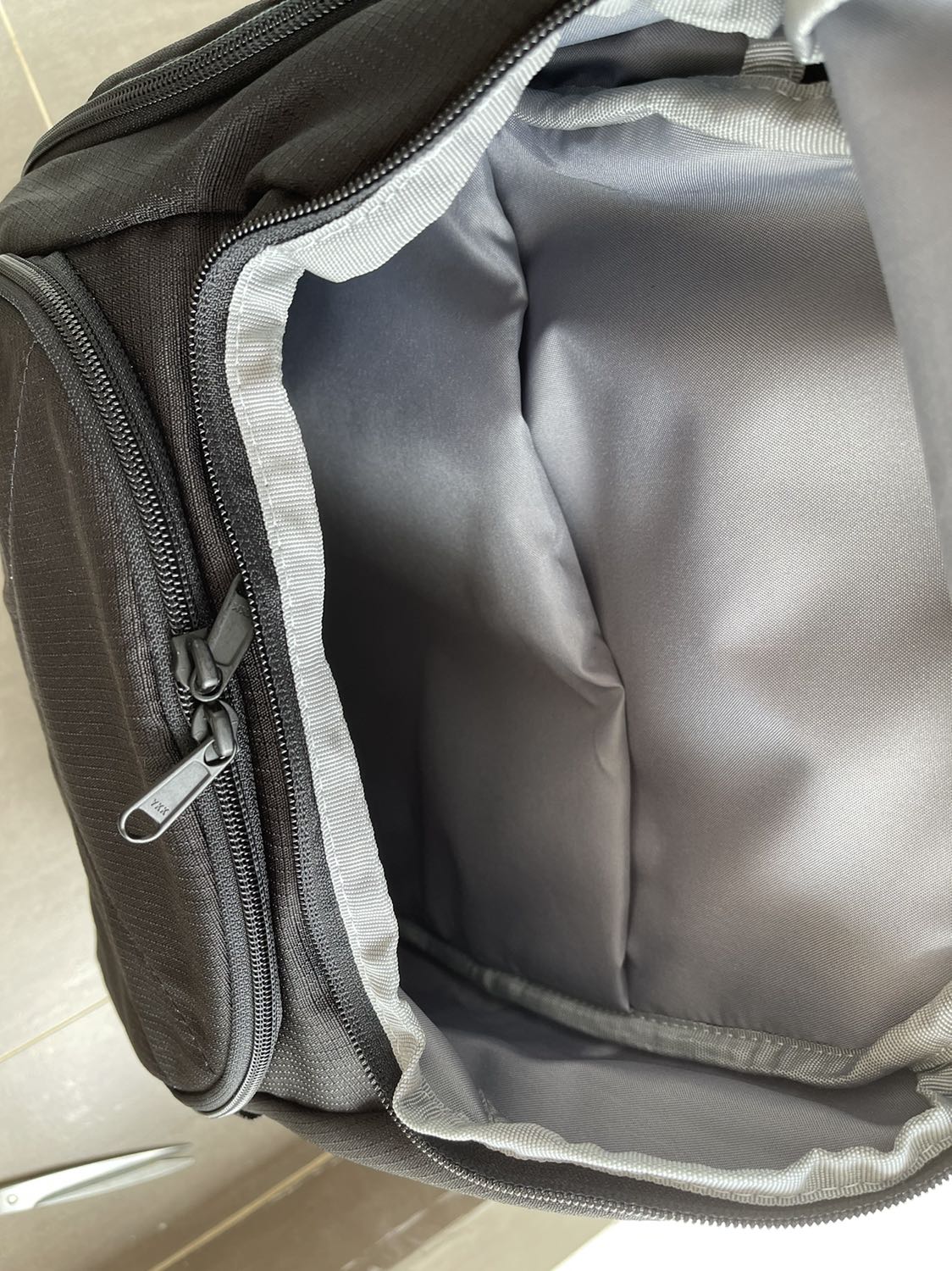 Chời ơi nhìn xịn xò lắm luôn,  nam nữ đeo đều ok luôn, mua để laptop đi công tác mà nhin kiêu nay dễ xài chăc mẹ bỉm sưa đi đâu bỏ đồ cho con chăc cũng ok luôn ạ
Shop đóng hàng đẹp giao hang siêu nhanh, sẽ tiếp tục ủng hộ