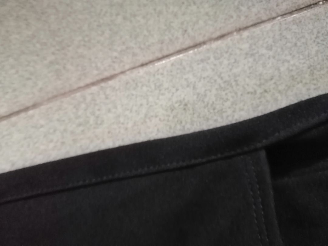 Vải dày co giản tốt, đường chỉ mấy đều chắc chắn, không chỉ thừa, mặc rất êm thoải mái, lên from như hình, giao hàng nhanh. Rất hài lòng về sản phẩm.