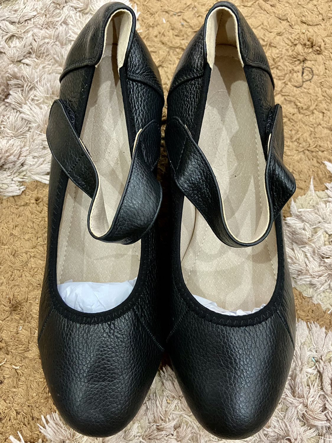 Thiết kế đẹp, chất liệu tốt, mềm mại, chắc chắn. Mang giày này rất tự tin. Giá hợp lý. Giày Việt Nam. Rất đáng mua.