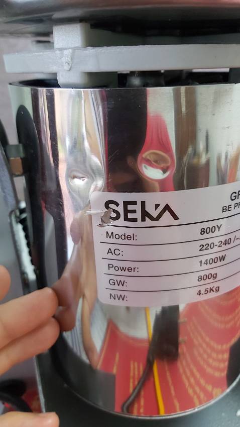 Máy về đến nơi mở ra thì bị móp mấy chỗ, tem bị xước, Hộp thì không bị móp méo gì, nên là không phải do bên vận chuyển rồi. không biết có ảnh hưởng đến motor máy không nữa.