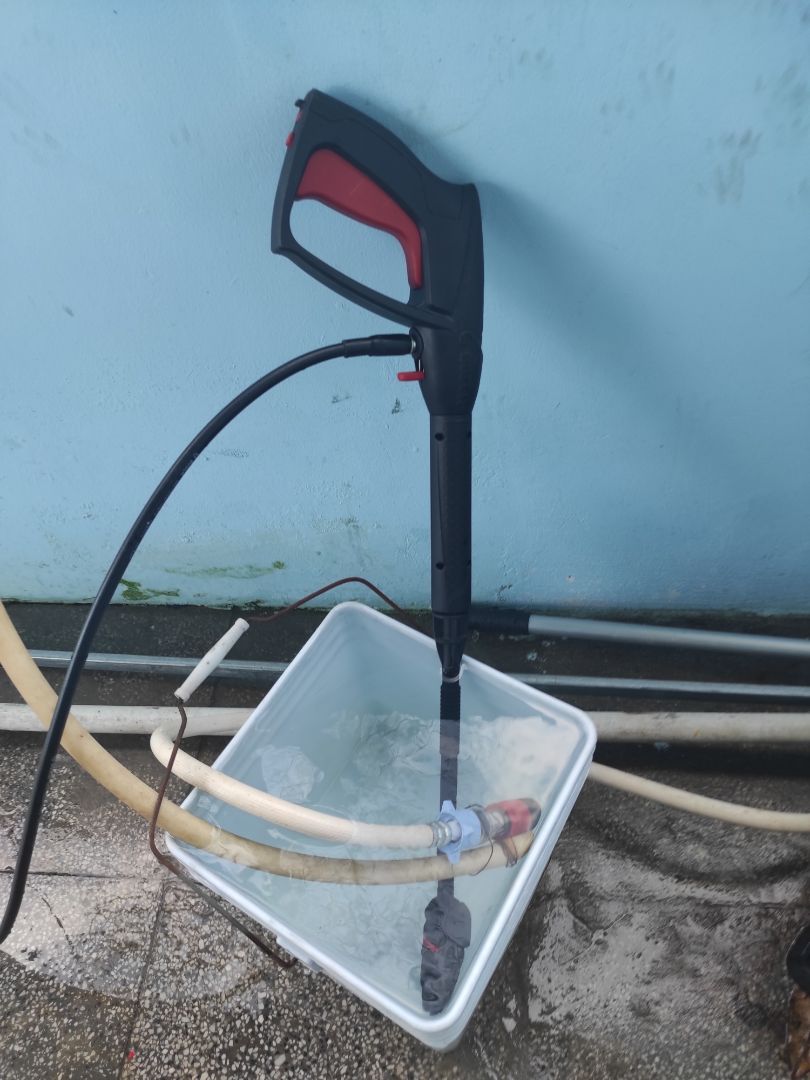 Sau 1 năm quên đánh giá thì máy vẫn chạy tốt, chỉ là nhựa vài chỗ cảm thấy ko còn như ban đầu. Cây súng xuống cấp hơi nhanh, phun một lát là trật khớp, phun tiếp vẫn được nhưng lúc tháo ra khá mất công